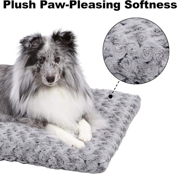 MidWest Homes for Pets Ombré Swirl Plush Pet Bed; 60.9cm (24-Inch) Long Pet Bed for Small Dog/Cat Breeds, 40624-SGB, Gray - Image 4